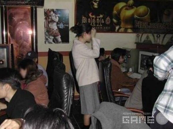 국내 커뮤니티에 올라온 디아블로2 PC방 관련 사진&nbsp;