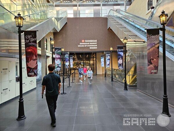 백화점 외부에도 대기를 할 수 있는 공간이 마련되어 있다&nbsp;/ 게임와이 촬영