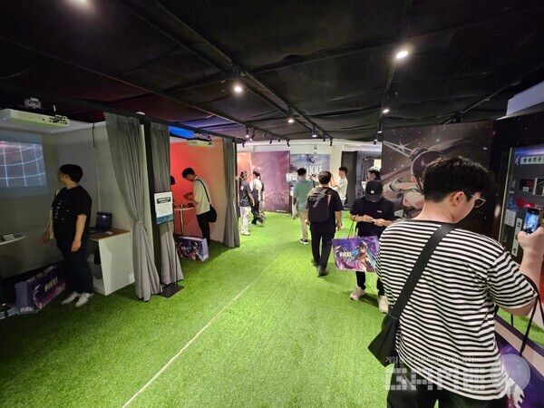 현장에 방문한 이용자들은 포토존에서 사진을 찍거나, 해당 공간에서 굿즈를 교환하기도 했다&nbsp;/ 게임와이 촬영