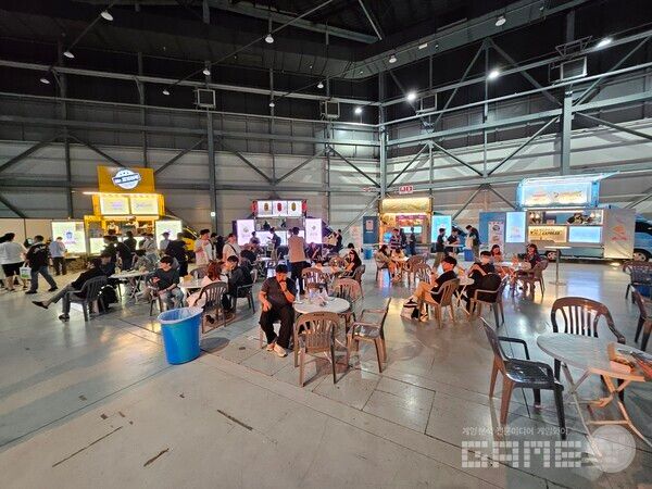 푸드트럭을 통해 간단히 식사도 즐길 수 있다&nbsp;/ 게임와이 촬영