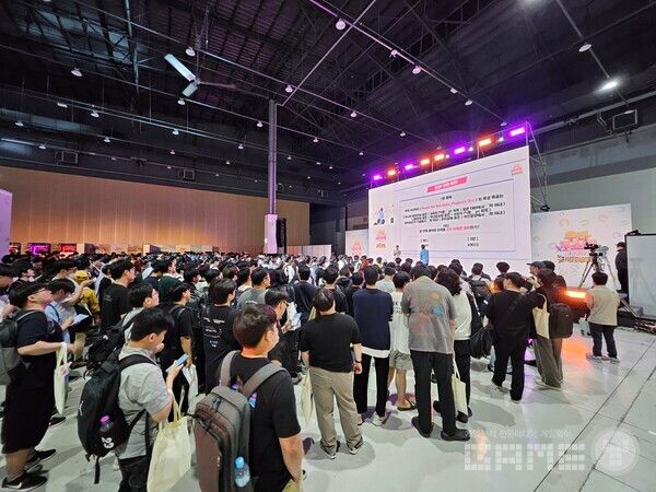 많은 이용자들이 무대 프로그램을 즐기는 모습&nbsp;/ 게임와이 촬영