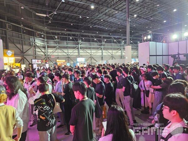 일부 무대 프로그램은 인원이 정혀져 있어 이용자들이 무대 앞에서 대기하는 모습을 볼 수 있었다&nbsp;/ 게임와이 촬영