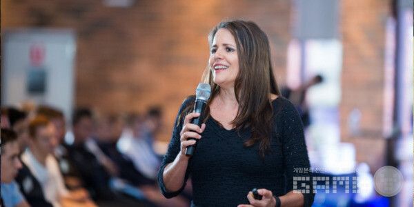 멜린다 탱커드 라이스트는 수상 경력에 빛나는 작가이자 활동가이며, 콜렉티브 샤우트(Collective Shout)의 공동 설립자이자 운동 디렉터다. /콜렉티브 샤우트