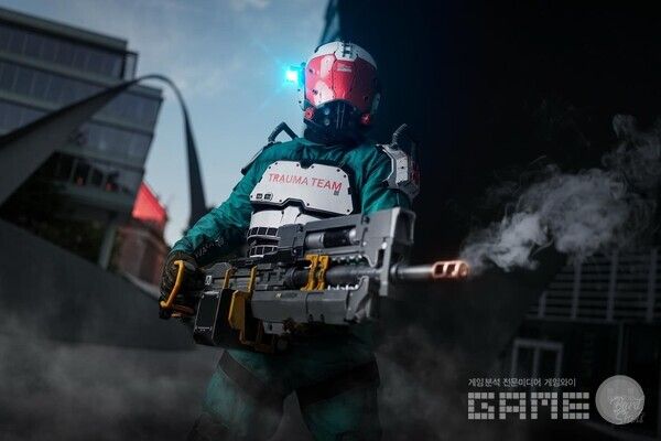  세밀한 디테일과 완성도 높은 소품들이 어우러져 마치 게임에서 튀어나온 듯한 생생함을 연출한다.