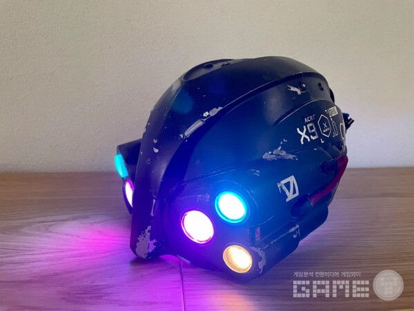 이 코스프레의 가장 주목할 만한 특징은 애니매트로닉 페이스플레이트가 장착된 헬멧이다.