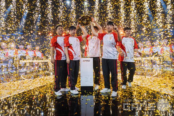 로스파이어 우승팀 AG.AL이 트로피를 들어올리고 있다