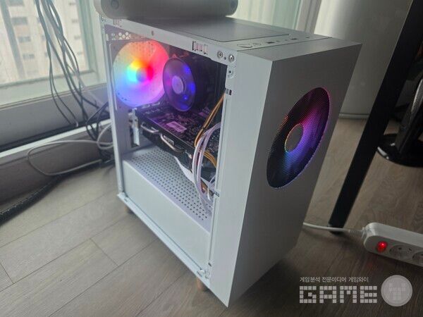 케이스가 영롱한 빛을 낸다. 모든 것이 정상적이다.&nbsp;