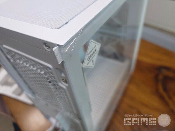 한미마이크로닉스 WIZMAX 우퍼 딥톤 케이스. 튀어 나온 부분을 밀면 케이스가 열린다. /게임와이 촬영