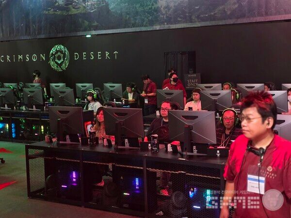 펄어비스 부스는 일반 관람이 아닌 비즈니스 데이임에도 오픈 한 시간 만에 200석 규모의 '붉은사막' 시연존이 모두 차고 긴 시연 대기줄이 생길 정도로 큰 관심을 받았다. /게임와이 촬영