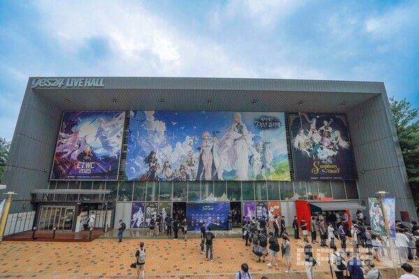 스마일게이트가 글로벌 히트작 ‘에픽세븐’ 7주년 기념 대규모 오프라인 행사를 성황리에 마무리했다.