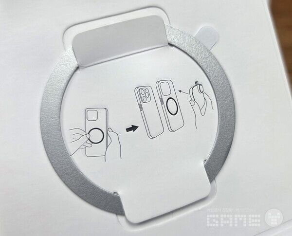 맥세이프를 이용한 핸드폰 부착도 가능하다.&nbsp;