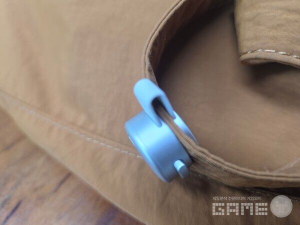 이렇게 옷에 고정하는 방식이다. 복걸이로도 사용 가능하다.