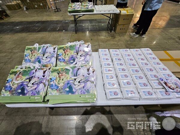 입장하게 되면 아주르 프로밀리아 쇼핑백과 물티슈를 받을 수 있다 / 게임와이 촬영