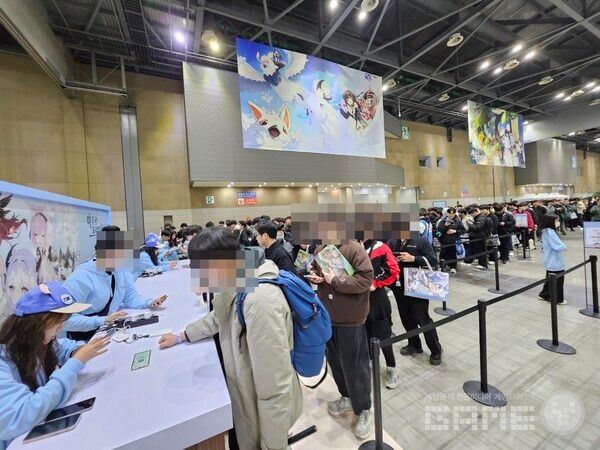 오픈과 동시에 형성된 엄청난 부스 대기열. 이곳이 첫 시작 위치 / 게임와이 촬영&nbsp;