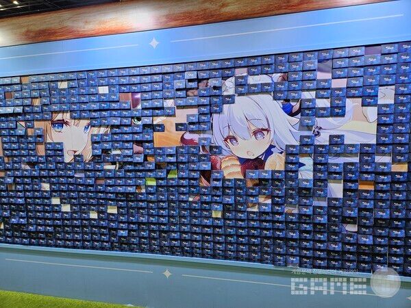 필오프 월에서는 아주르 프로밀리아의 일러스트를 감상할 수 있다 / 게임와이 촬영