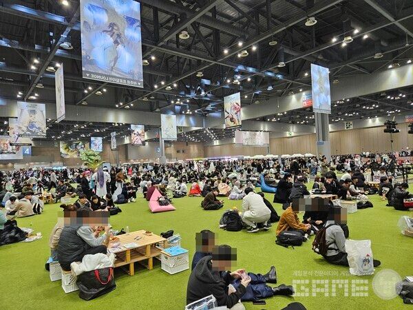 행사장 중앙에 큰 규모로 마련된 휴게존. 방문객들이 적극적으로 사용하는 모습을 볼 수 있었다 / 게임와이 촬영