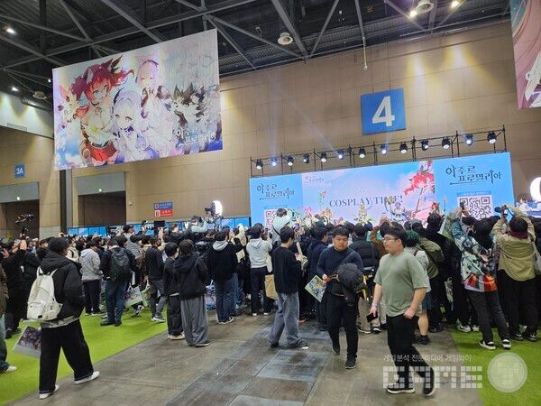 무대 행사가 시작되자마자 몰려든 엄청난 인파 / 게임와이 촬영