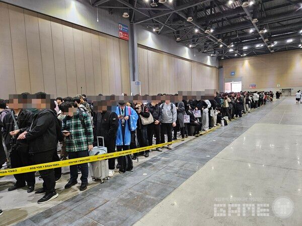 코믹월드가 국내 대형 서브컬처 행사 중 하나인 만큼, 이른 시간부터 긴 입장 대기열이 형성됐다 / 게임와이 촬영