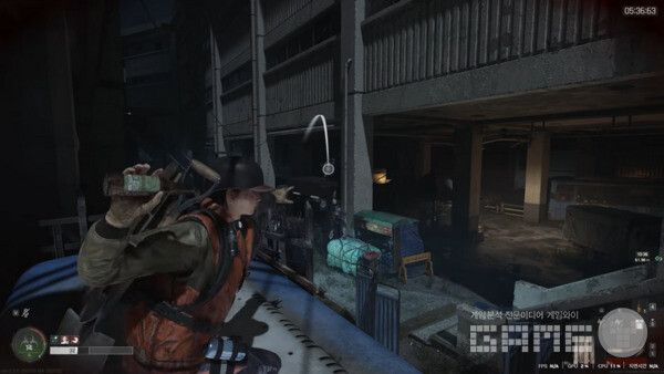 빈병을 던져 유인하자