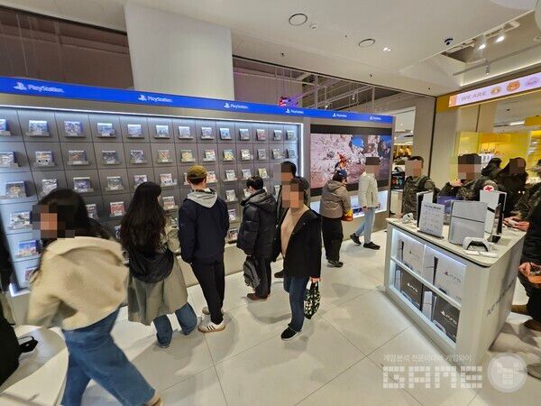 관심을 받는 게임인만큼 팝업스토어에는 항상 방문객이 많았다 / 게임와이 촬영