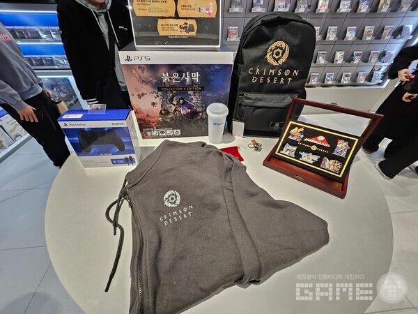 붉은사막 관련 굿즈들도 전시되어 있다 / 게임와이 촬영