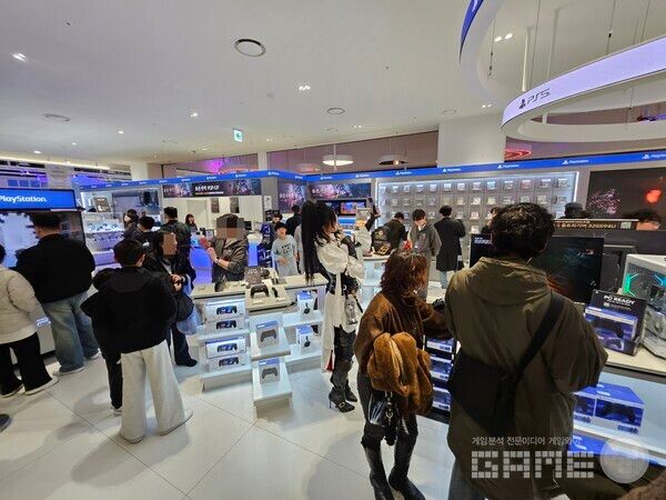 매장에 이용자들이 많이 방문한만큼 구매하는 이용자들도 있었다 / 게임와이 촬영
