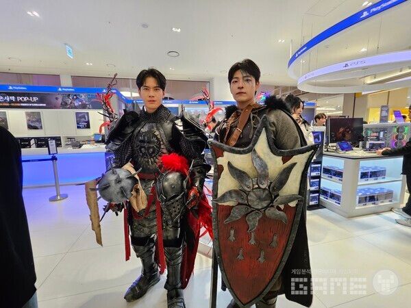 붉은사막 코스어의 모습. 무기가 인상깊다 / 게임와이 촬영