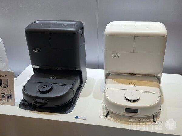 현장에 전시된 로봇청소기 제품 /게임와이 촬영
