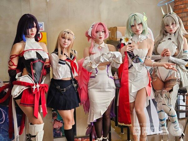 공식 홈페이지의 일정을 확인한 후 방문하면 코스어와 함께하는 이벤트에 참여할 수 있다 / 게임와이 촬영