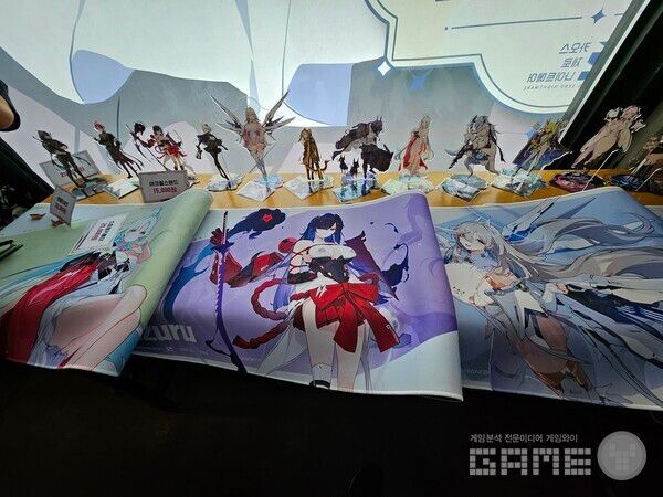 카페에 전시된 다양한 종류의 카제나 굿즈들 / 게임와이 촬영