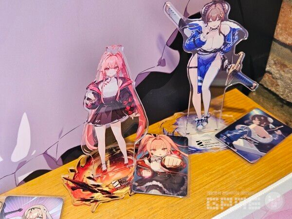 전투원의 카드와 아크릴 스탠드도 만나볼 수 있었다 / 게임와이 촬영