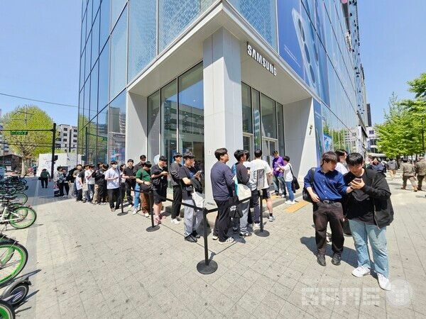 외부에서 입장 대기를 한 후 팝업스토어로 이동하게 된다 / 게임와이 촬영