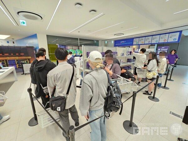 2층 굿즈샵에서는 3주년 기념 굿즈 뿐만 아니라 다양한 굿즈를 구매할 수 있다 / 게임와이 촬영