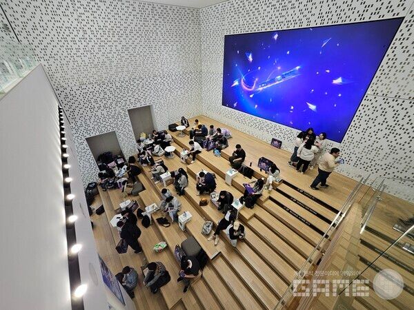 2층까지 구경을 끝낸 후 내려가면 간단히 쉴 수 있는 공간에 갈 수 있다 / 게임와이 촬영