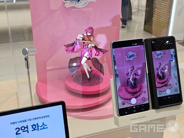 전시된 기기로 자신의 스마트 폰과 카메라를 비교할 수 있다 / 게임와이 촬영