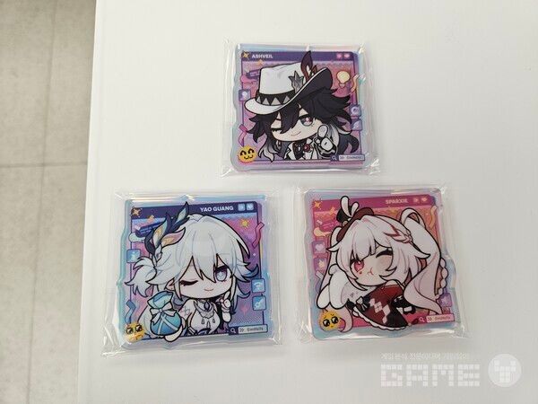 5만원 구매 특전 뽑기로 얻을 수 있는 굿즈. 인기가 좋다보니 현장에서 교환하는 사람들의 모습도 볼 수 있었다 / 게임와이 촬영