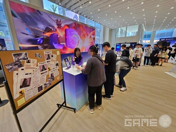 1층에서는 갤럭시 기기를 이용한 간단한 미니게임을 체험할 수 있다 / 게임와이 촬영