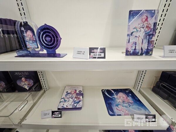 3주년 팝업스토어 기념 굿즈도 전시되어 있다 / 게임와이 촬영