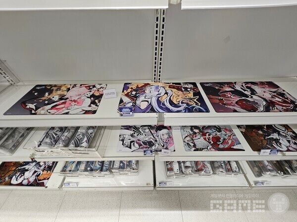 팝업스토어에서 만나볼 수 있었던 4.0 버전 캐릭터들의 마우스 패드 / 게임와이 촬영