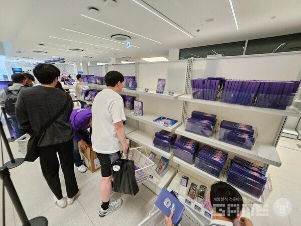 키레네 팝업스토어인만큼 관련 굿즈는 당연히 큰 관심을 받았다 / 게임와이 촬영