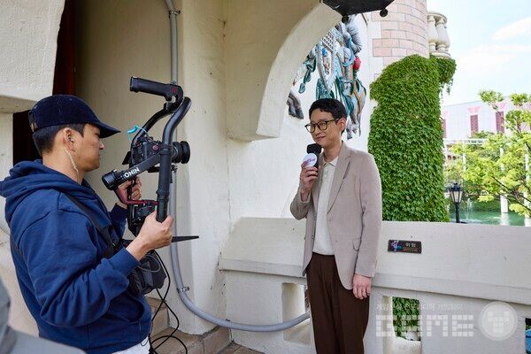 생방송 진행하는 김창섭 디렉터