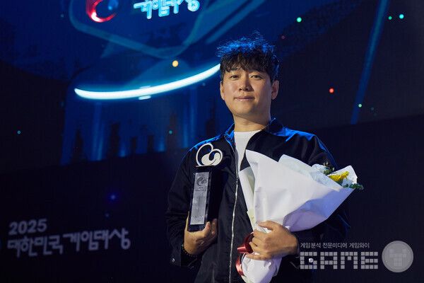 최우수상을 수상받는 네오플 윤명진 대표 / 넥슨 제공&nbsp;