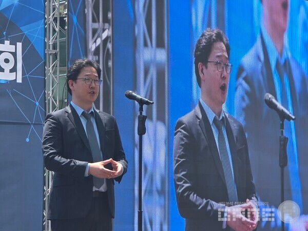 베이스 바리톤 김지석(뉴욕 매네스 음대 졸업)이 '청산에 살리라', '희망의 나라로' 두 곡을 불렀다. 