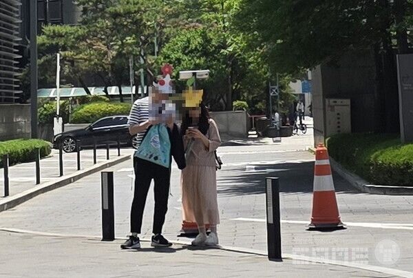 여의도 곳곳에서 포착된 피크민 블룸 이용자들.&nbsp; 인파의 다수는 20·30대 여성이었다. 연인끼리, 모녀끼리, 친구끼리 짝을 이뤄 종이 지도를 펴들고 다음 스폿을 가늠하는 모습이 곳곳에서 보였다. /게임와이 촬영
