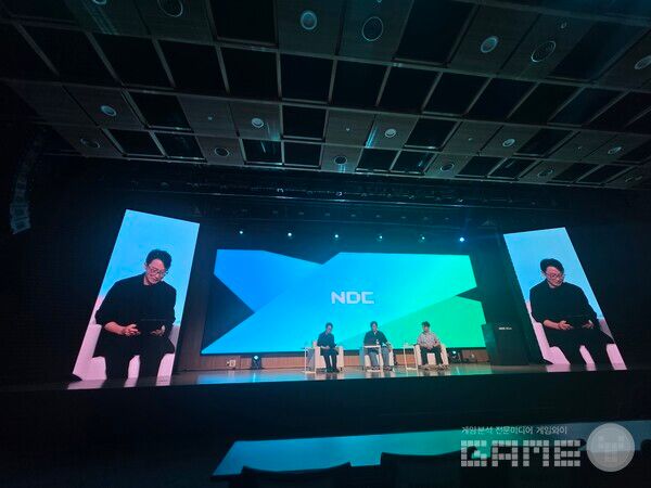 NDC 2026 사흘째인 18일 판교에서 열린 '넥슨과 크래프톤의 AI 전환(AX) 여정 – 무엇을 시도하고 무엇을 포기했나' 대담.