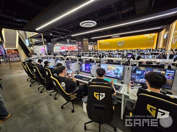 니케 행사인만큼 PC방에서 니케를 즐기는 이용자도 많았다 / 게임와이 촬영