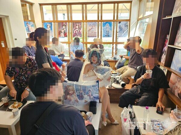 현장에서 코스어들이 이용자들과 적극적으로 소통하여 현장 분위기를 더욱 높였다 / 게임와이 촬영&nbsp;