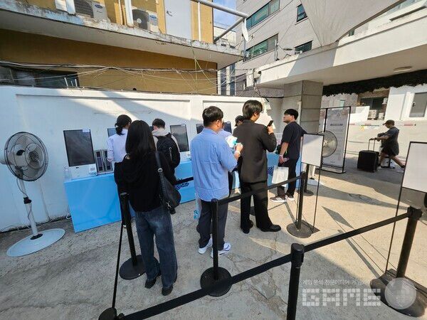 입장할 때 행사 관련 팜플릿을 받은 후 음식과 굿즈를 구매할 수 있다 / 게임와이 촬영