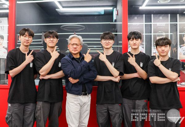 NVIDIA의 젠슨황 CEO, T1 BASE CAMP 홍대점에 깜짝 방문. T1 LoL 선수단의 만남 성사 /T1