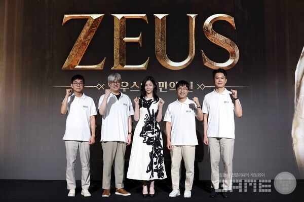 (왼쪽부터)컴투스 김정훈 사업본부장, 에이버튼 정성훈 디렉터, 배우 박지현, 컴투스 남재관 대표이사, 에이버튼 김대훤 대표이사
